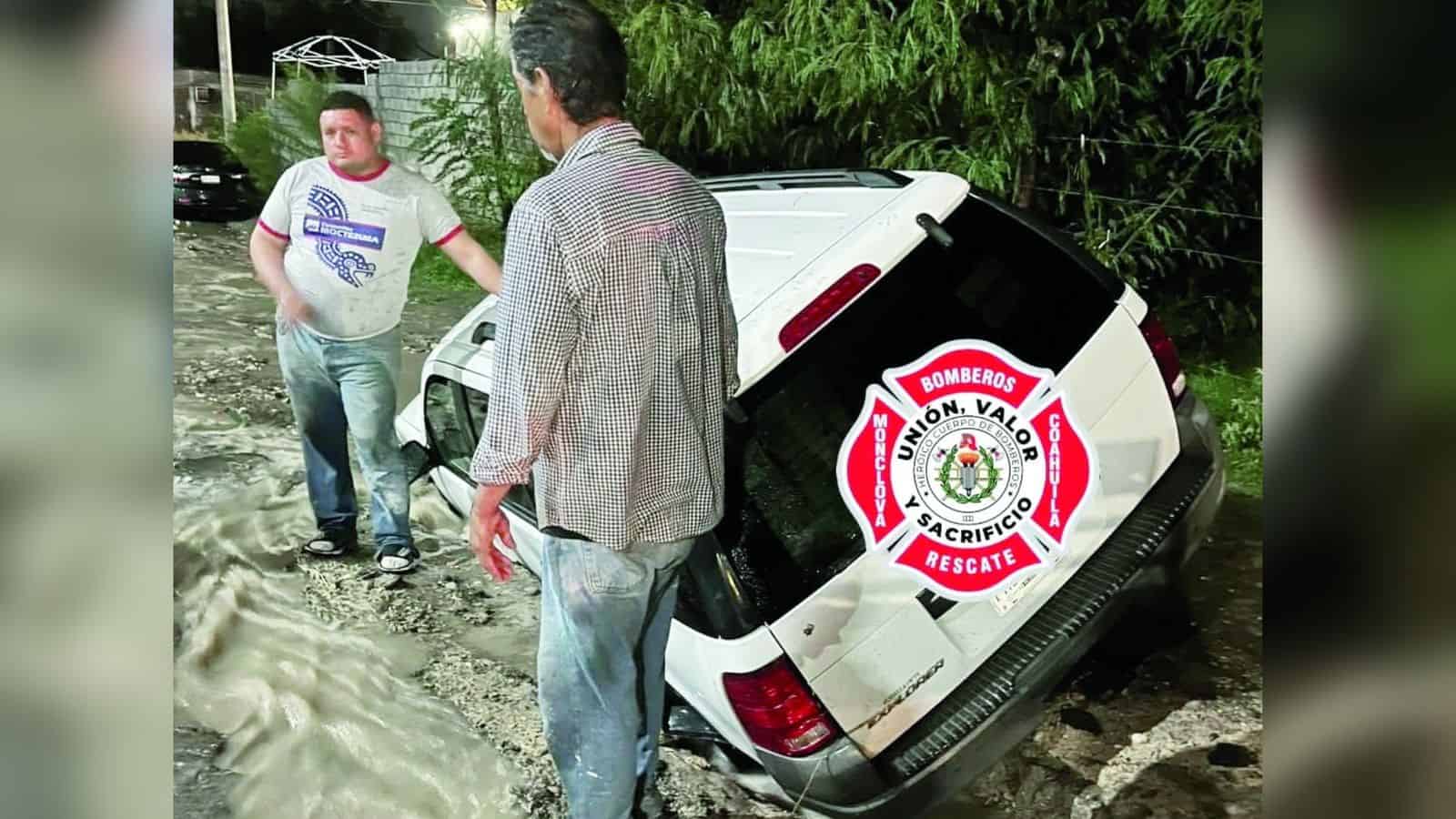 El automóvil fue arrastrado por la corriente sobre el bulevar San José, tras las fuertes lluvias.
