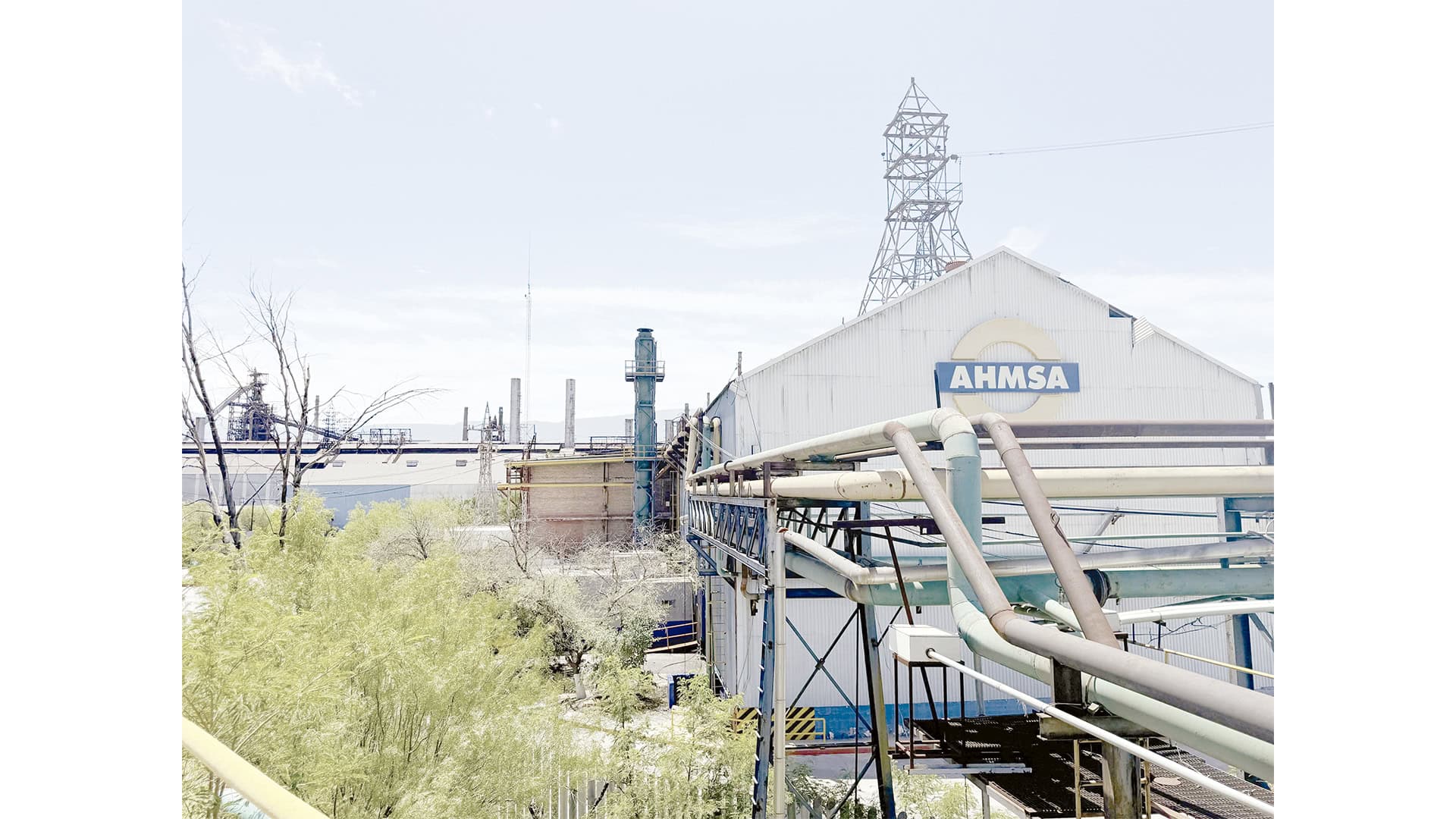 Gobernador de Coahuila busca solución para trabajadores de AHMSA
