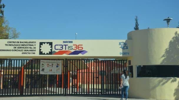 Padres del CBTis 36 de Monclova rechazan uniforme blanco y exigen claridad en cuotas escolares