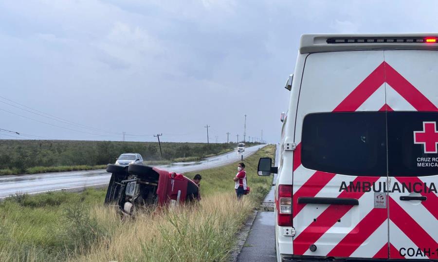 Volcadura en carretera Sabinas–Pirineos deja daños materiales