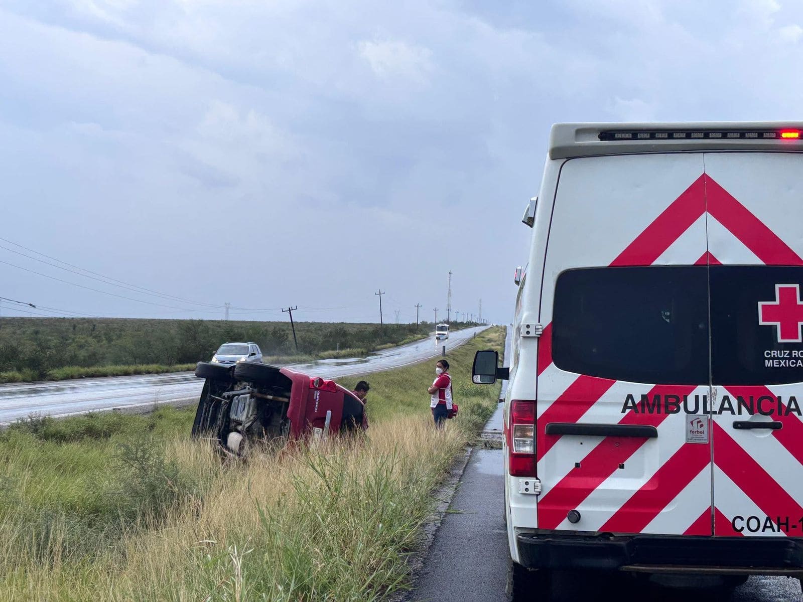 Volcadura en carretera Sabinas–Pirineos deja daños materiales