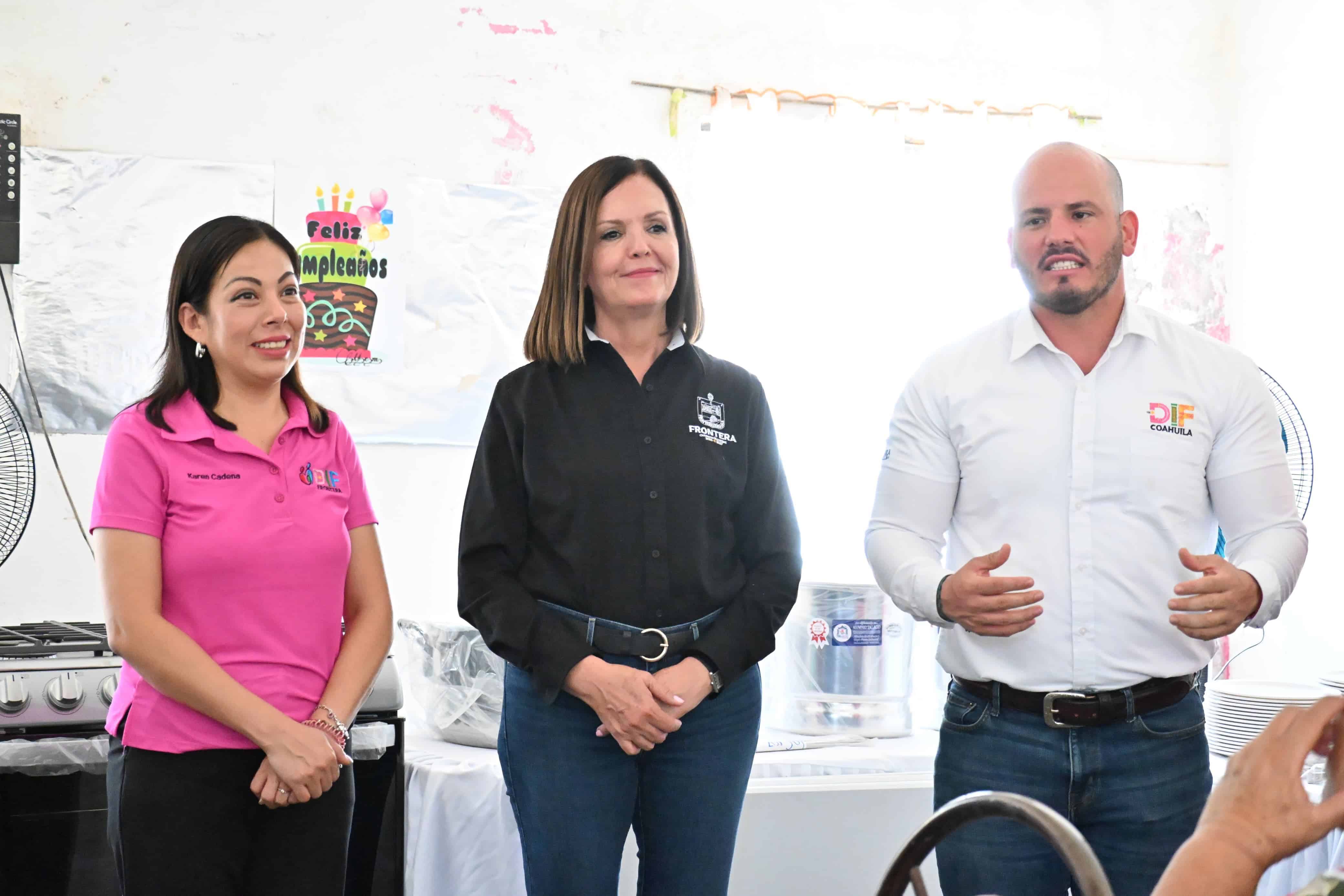 Entregan mobiliario a comedores