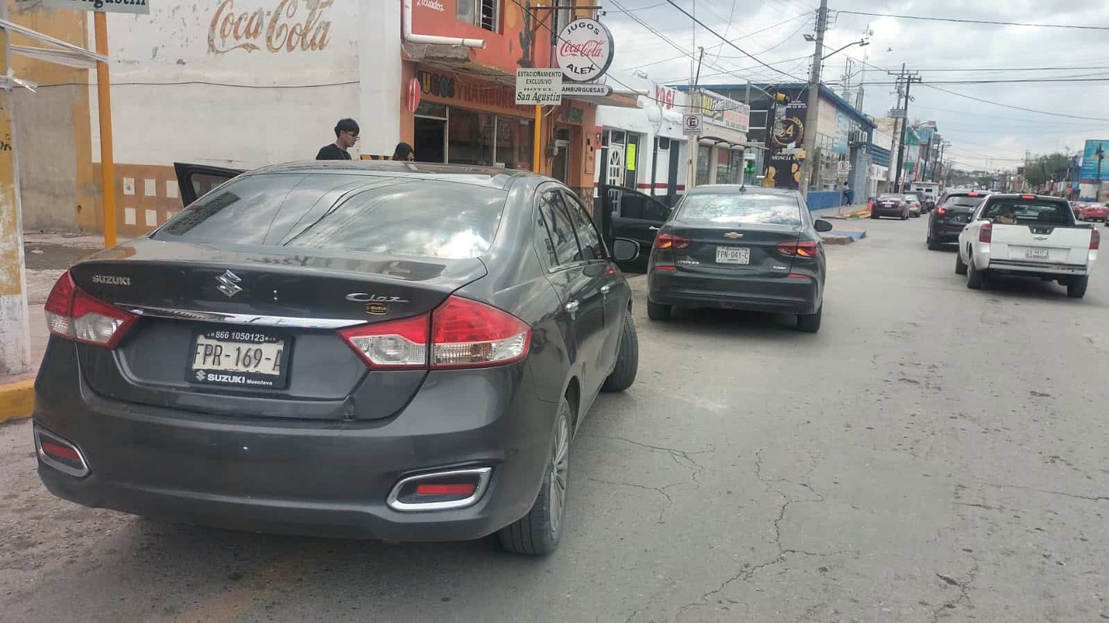 Se le frena en ´seco´ y choca