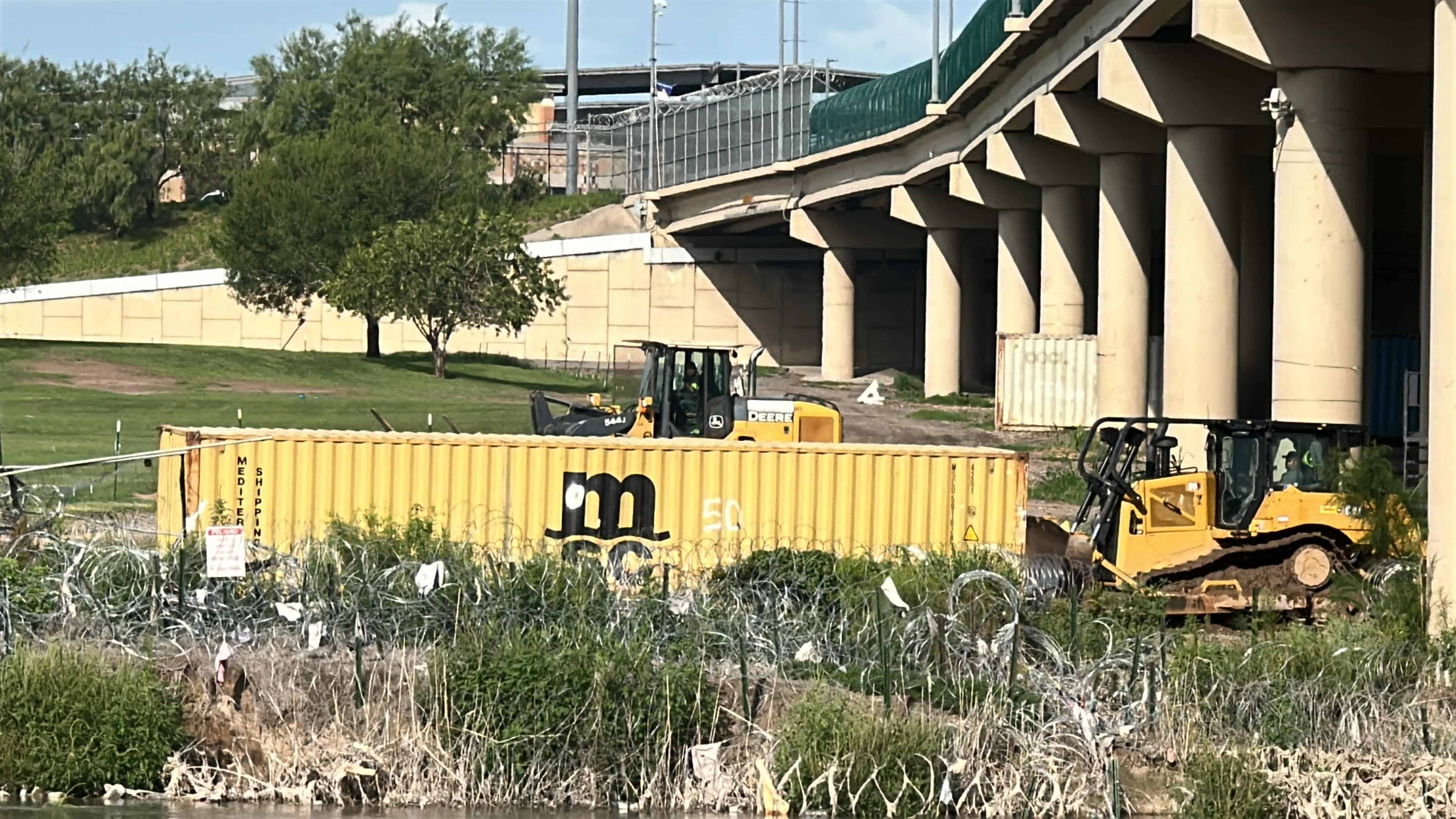 Desmontan "muro" de contenedores en el Shelby Park 
