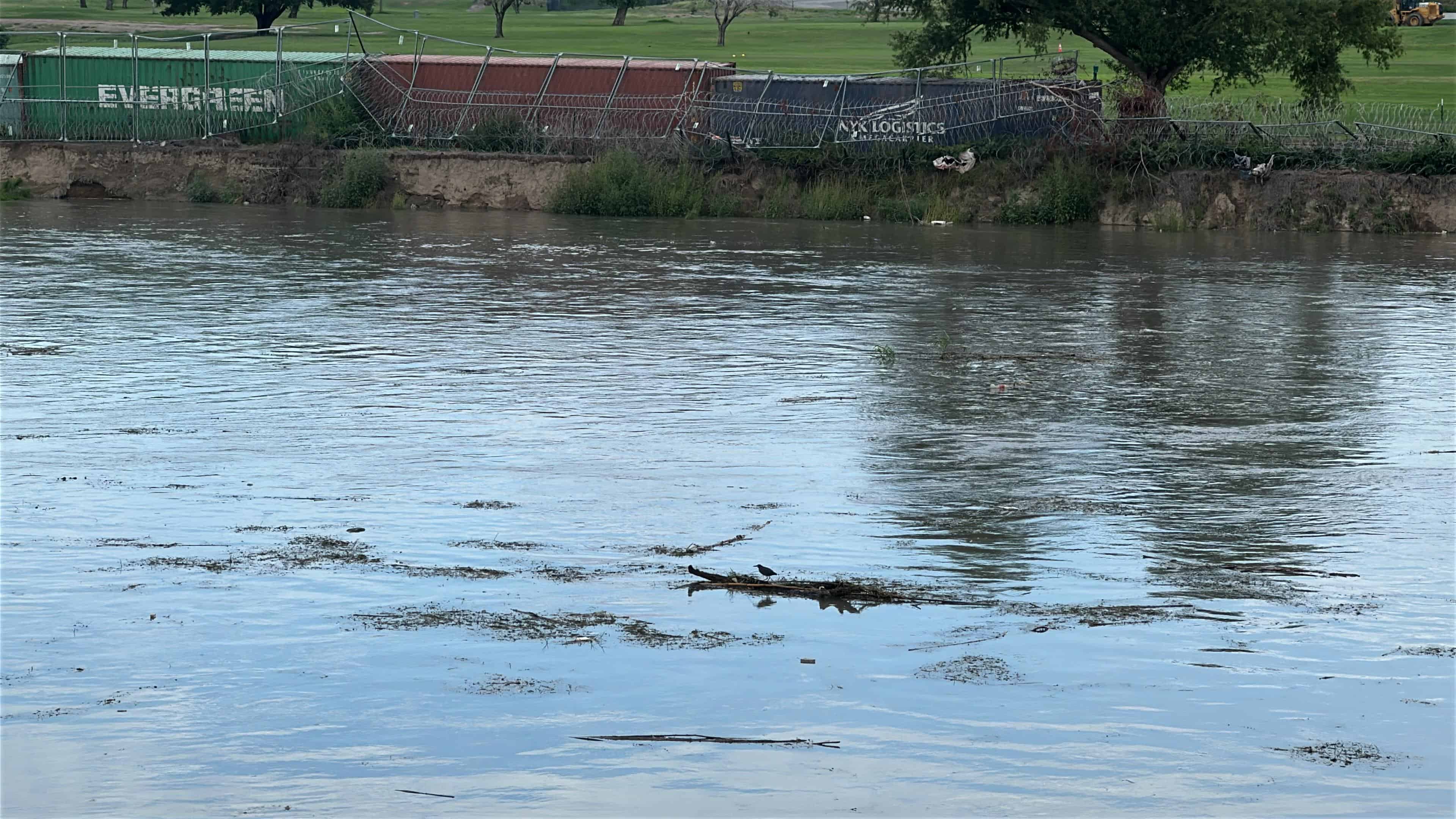 Desmontan "muro" de contenedores en el Shelby Park 