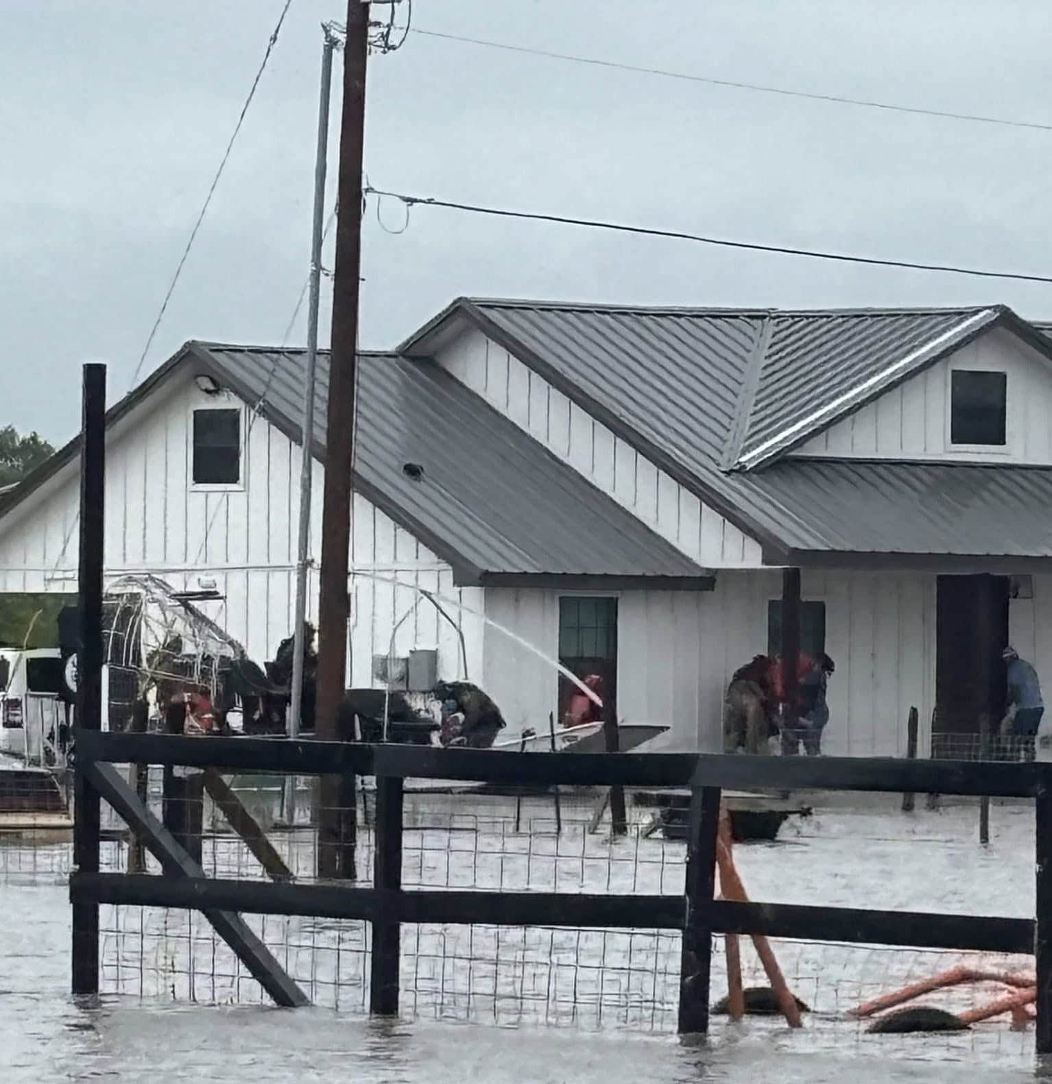 Evacúan comunidades de Normandy y El Quemado por desbordamiento de arroyos