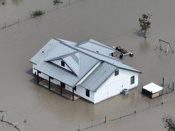 Evacúan comunidades de Normandy y El Quemado por desbordamiento de arroyos