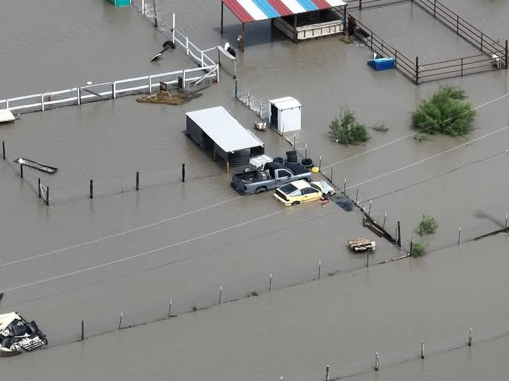 Evacúan comunidades de Normandy y El Quemado por desbordamiento de arroyos