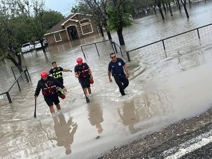 Evacúan comunidades de Normandy y El Quemado por desbordamiento de arroyos