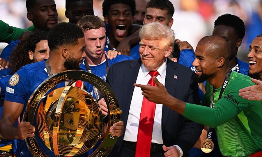 Donald Trump acapara atención en Mundial de Clubes por polémica con trofeo