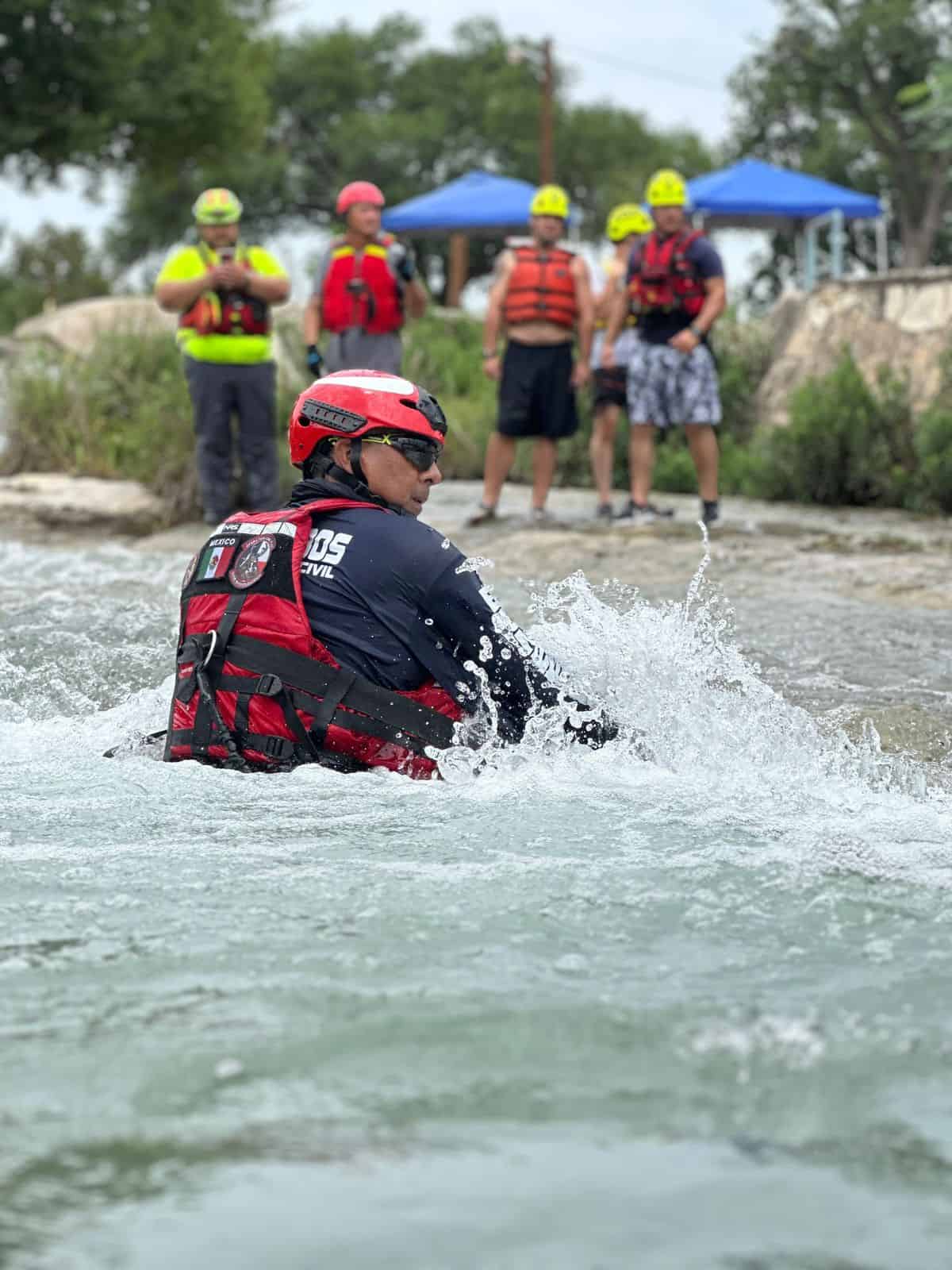 Bomberos de Ciudad Acuña capacitan a sus homólogos de Del Río en rescate acuático