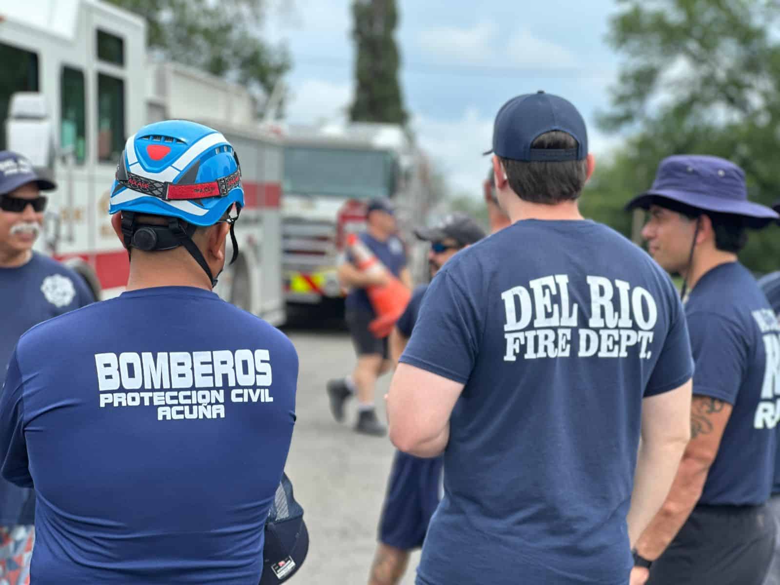 Bomberos de Ciudad Acuña capacitan a sus homólogos de Del Río en rescate acuático