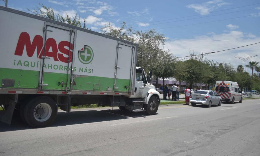 Camión ‘endemoniado’ ‘arremanga’ vehículos