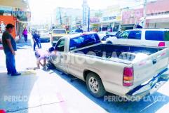 En calles del Centro Cae camioneta en trampa de TELMEX