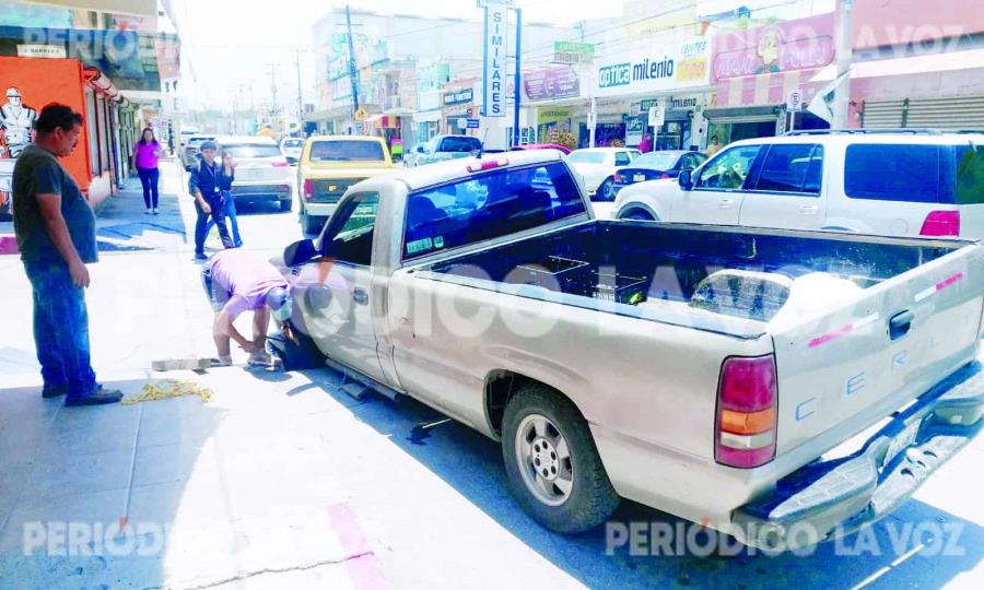 En calles del Centro Cae camioneta en trampa de TELMEX