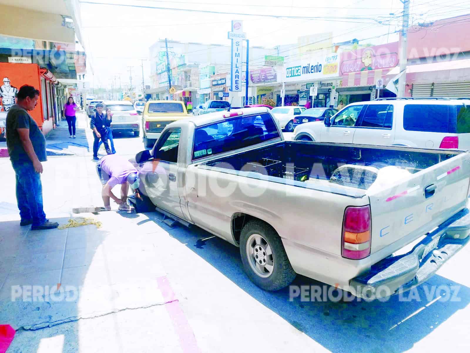 En calles del Centro Cae camioneta en trampa de TELMEX