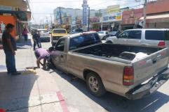 En calles del Centro Cae camioneta en trampa de TELMEX