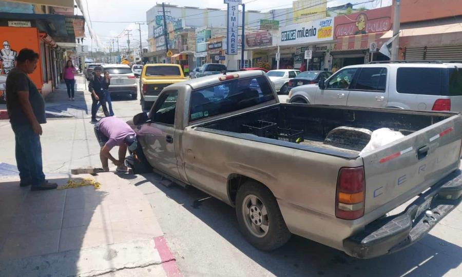 En calles del Centro Cae camioneta en trampa de TELMEX