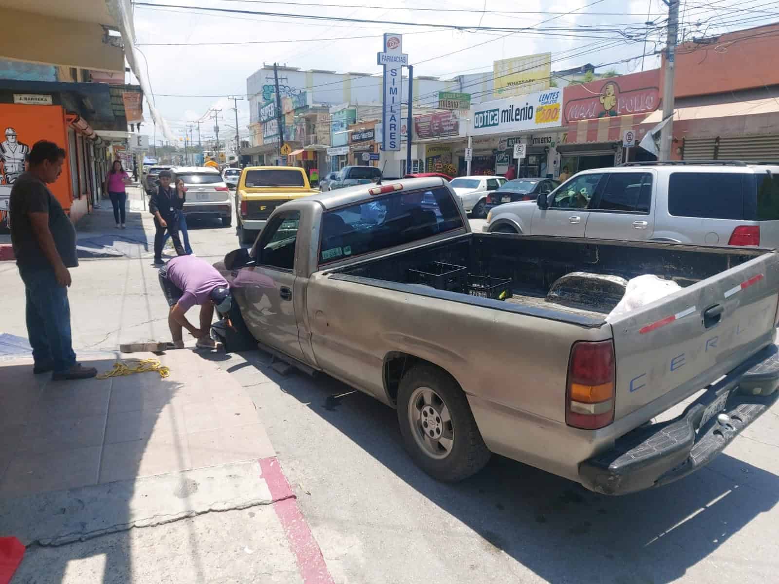 En calles del Centro Cae camioneta en trampa de TELMEX
