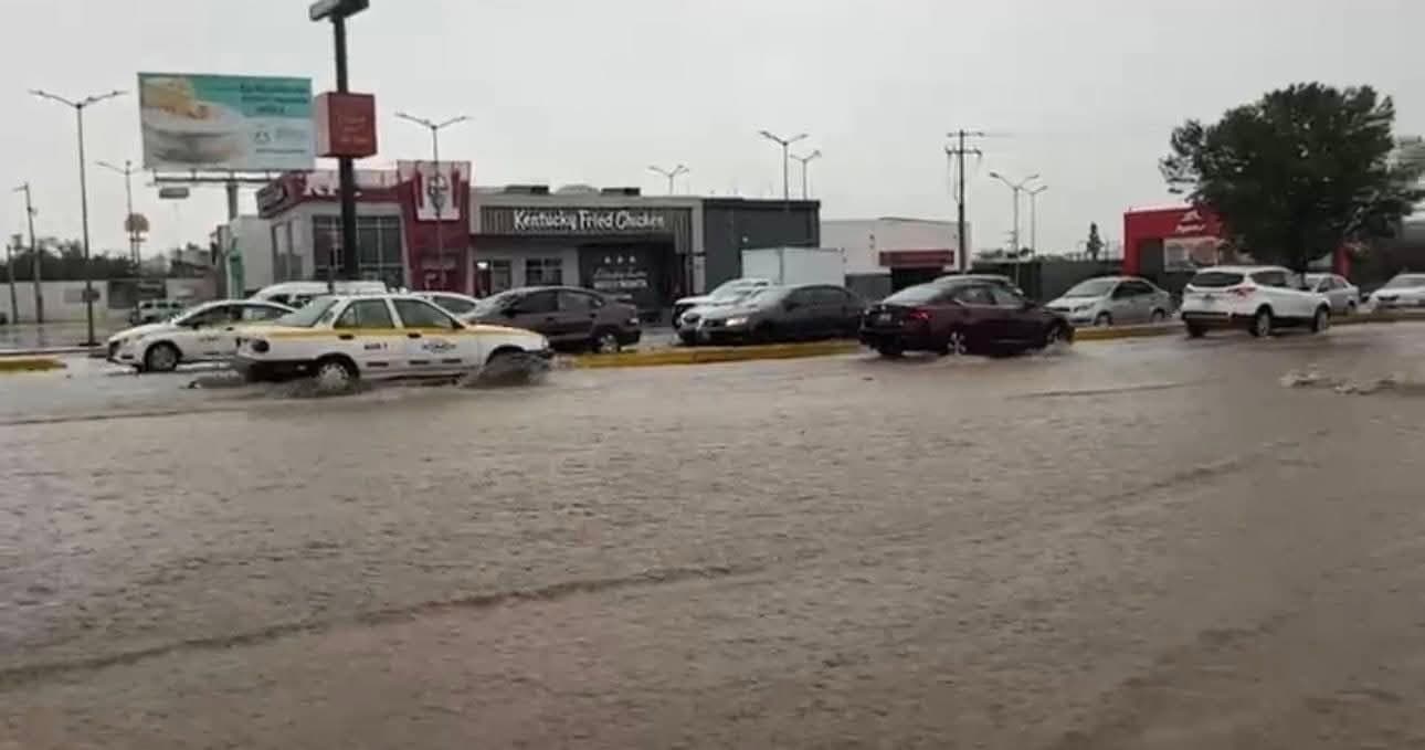 Colapso en bar Cosmopolitan y vehículos varados en Saltillo