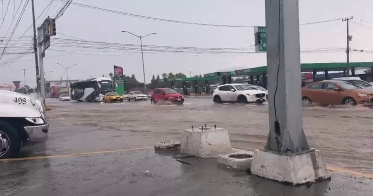 Colapso en bar Cosmopolitan y vehículos varados en Saltillo