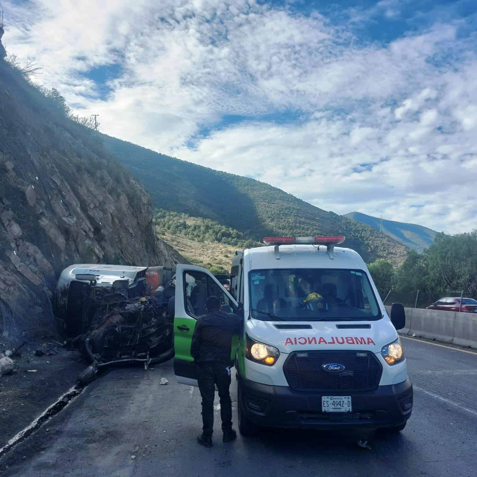 Choque entre tráiler y vagón en Carretera Federal 57 de Coahuila