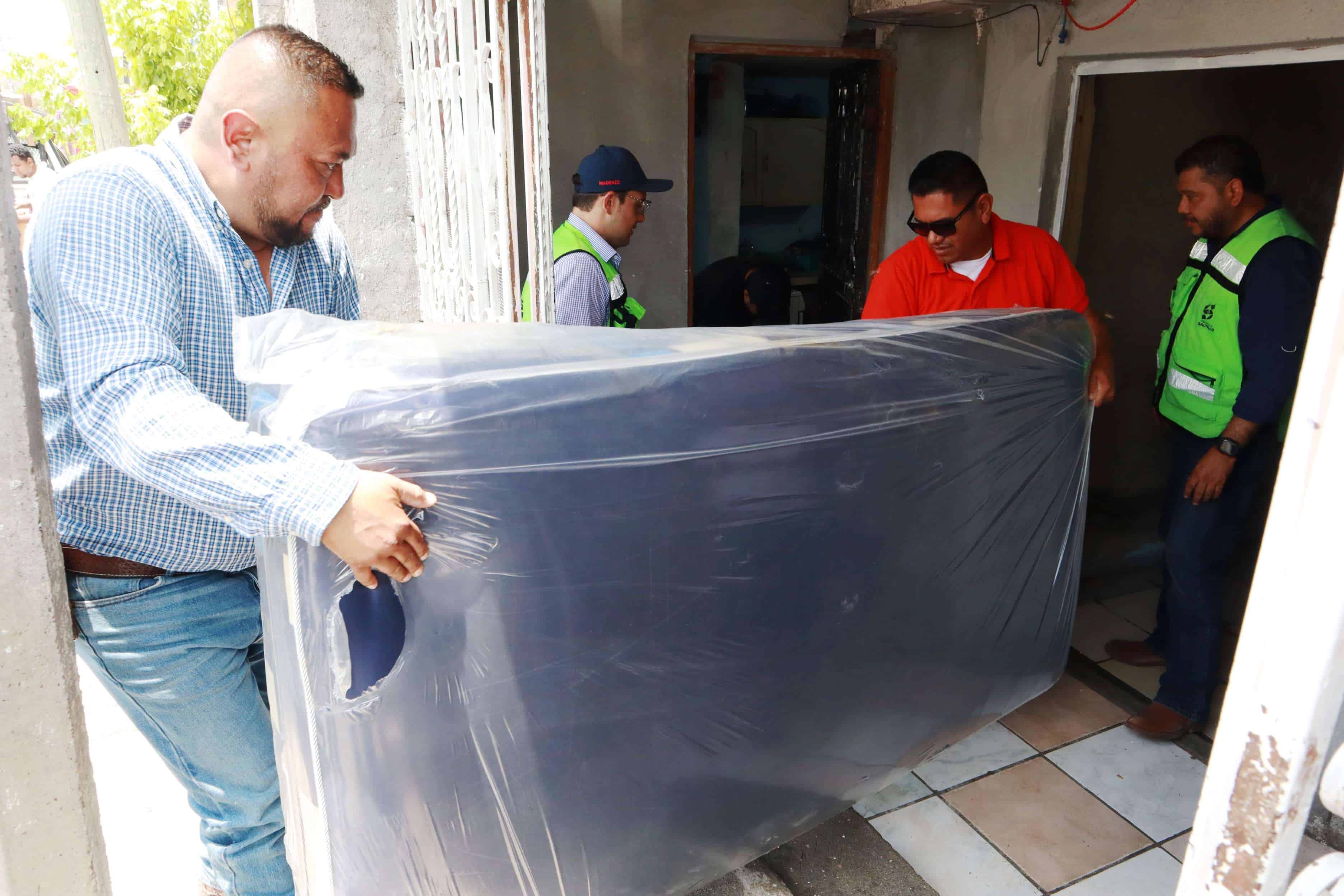 Entregan apoyos a las familias damnificadas