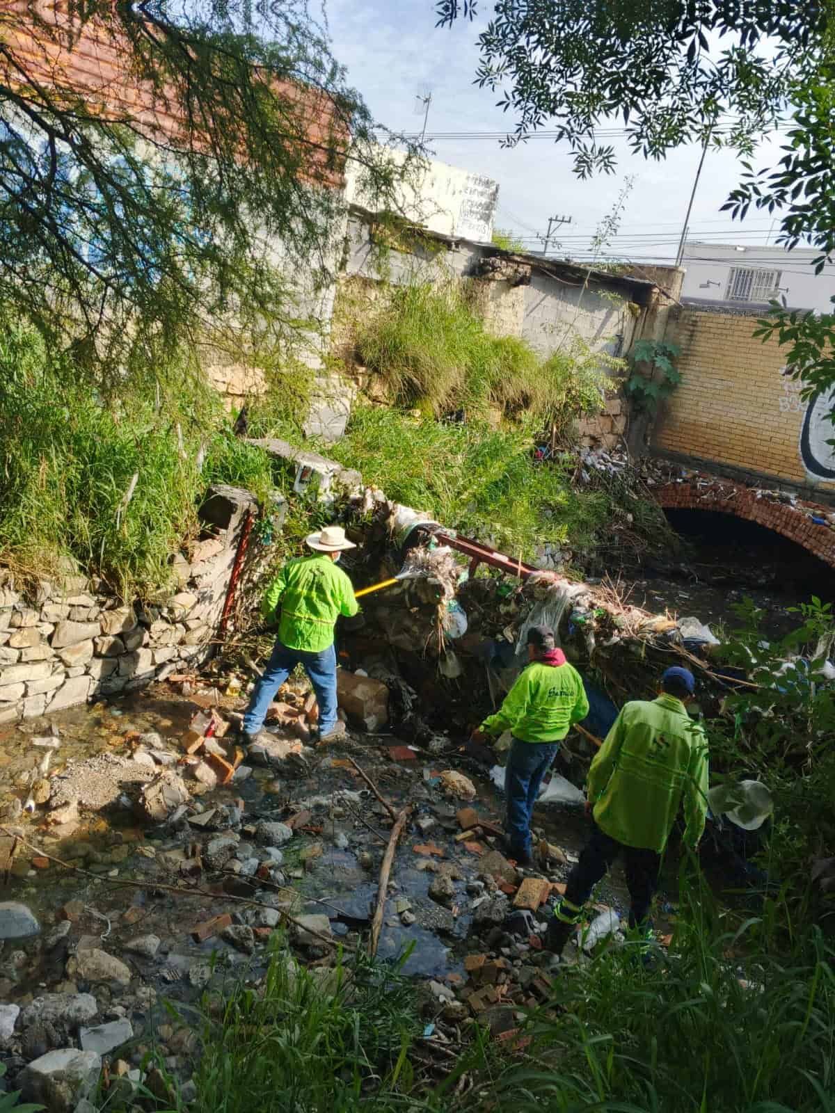 Entregan apoyos a las familias damnificadas