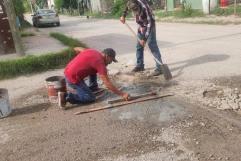 Ciudadanos de Allende tapan baches ante abandono del gobierno municipal