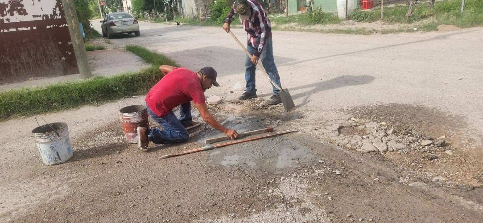 Ciudadanos de Allende tapan baches ante abandono del gobierno municipal