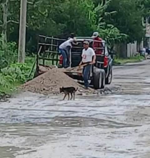 Ciudadanos de Allende tapan baches ante abandono del gobierno municipal