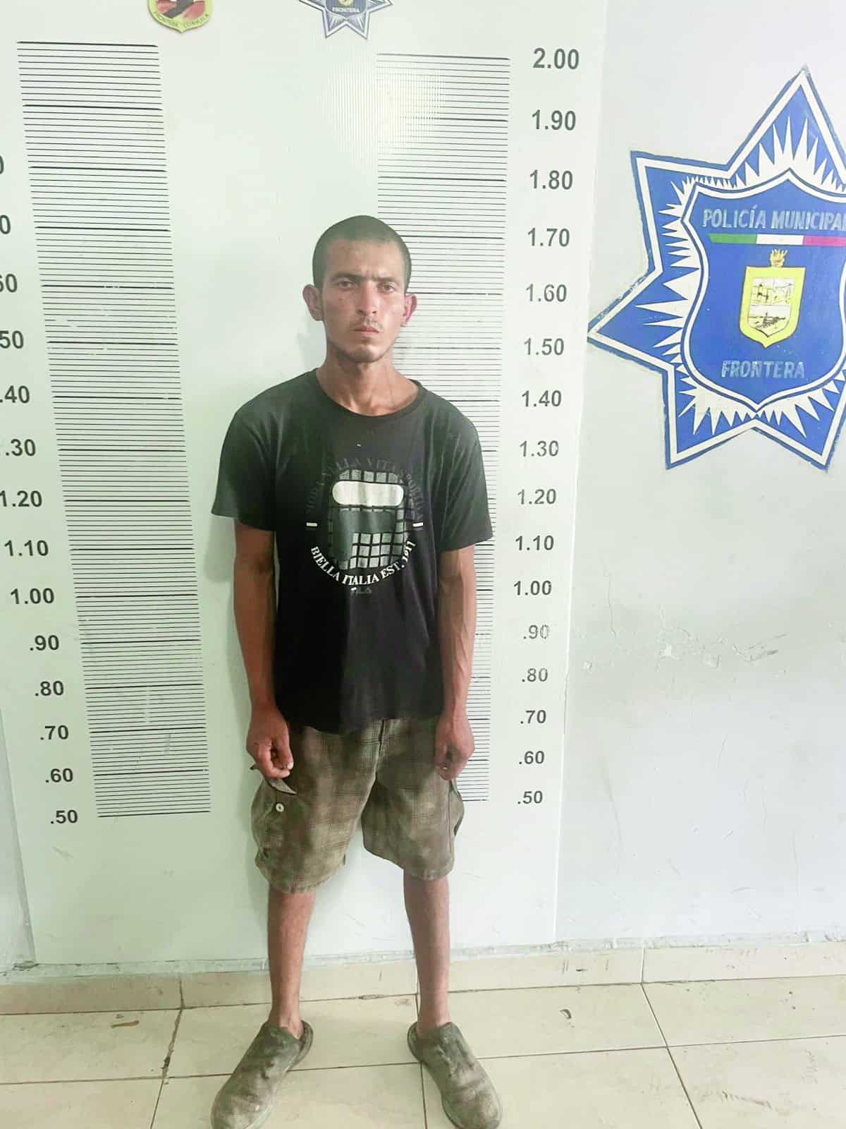 Amagan a Policías a punta de cuchillo
