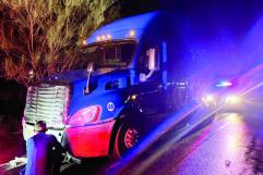 Deja trailero grave a adolescente en moto