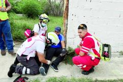 Se le atraviesa a joven en moto