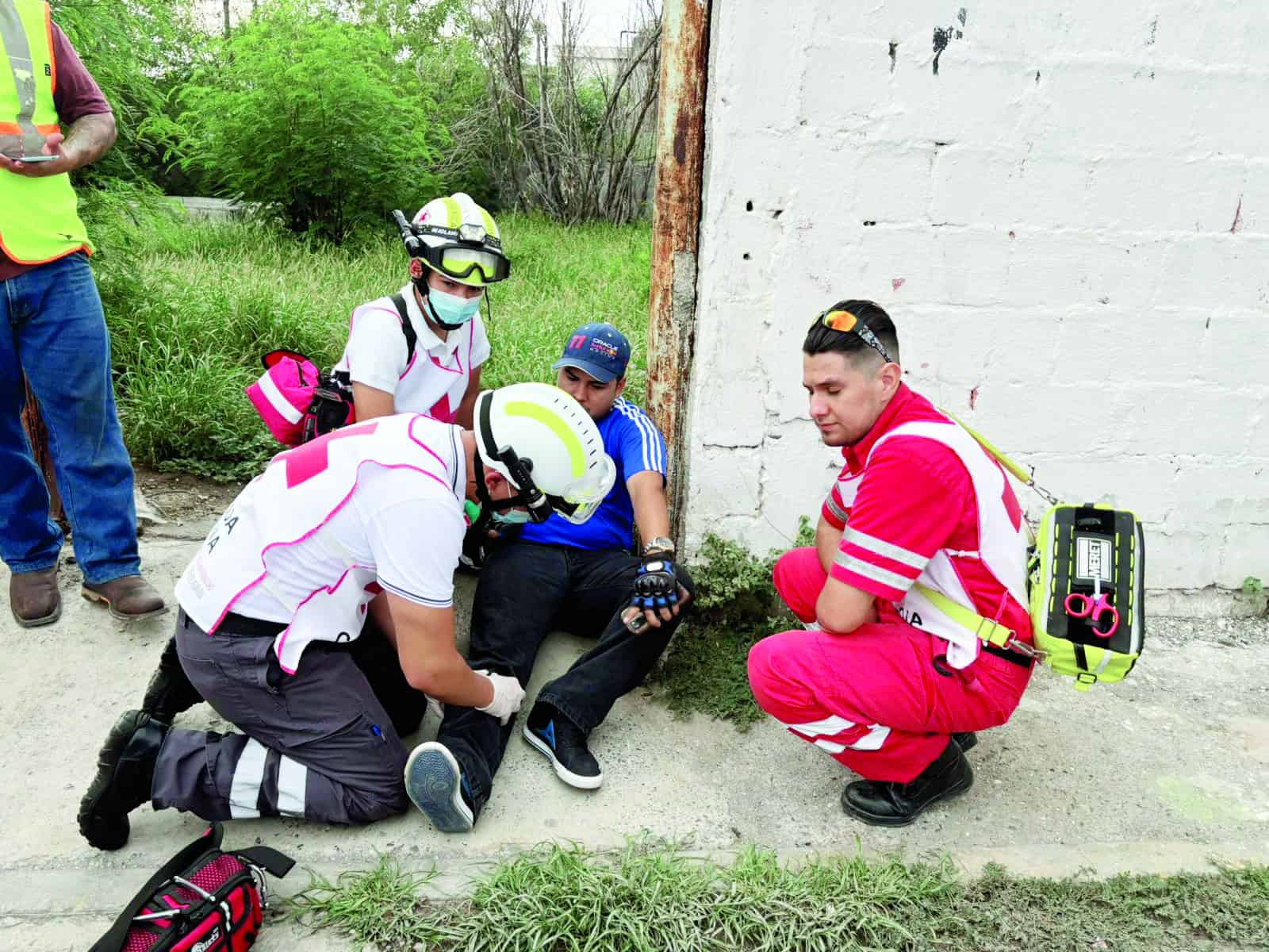 Se le atraviesa a joven en moto