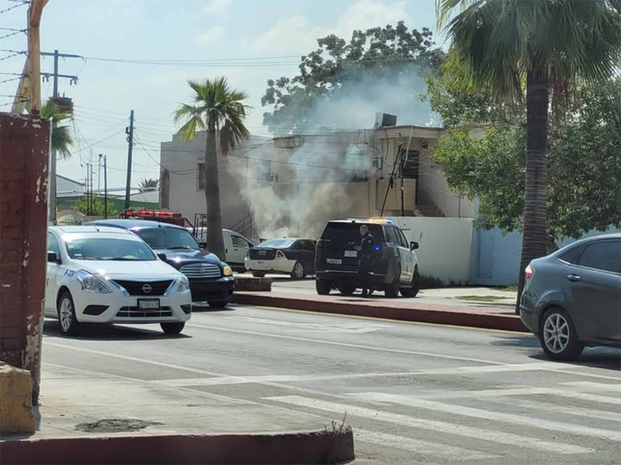 Vehículo se incendia en plena avenida de Piedras Negras