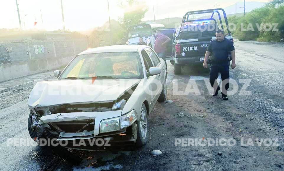 Choca perito de la FGE y huye