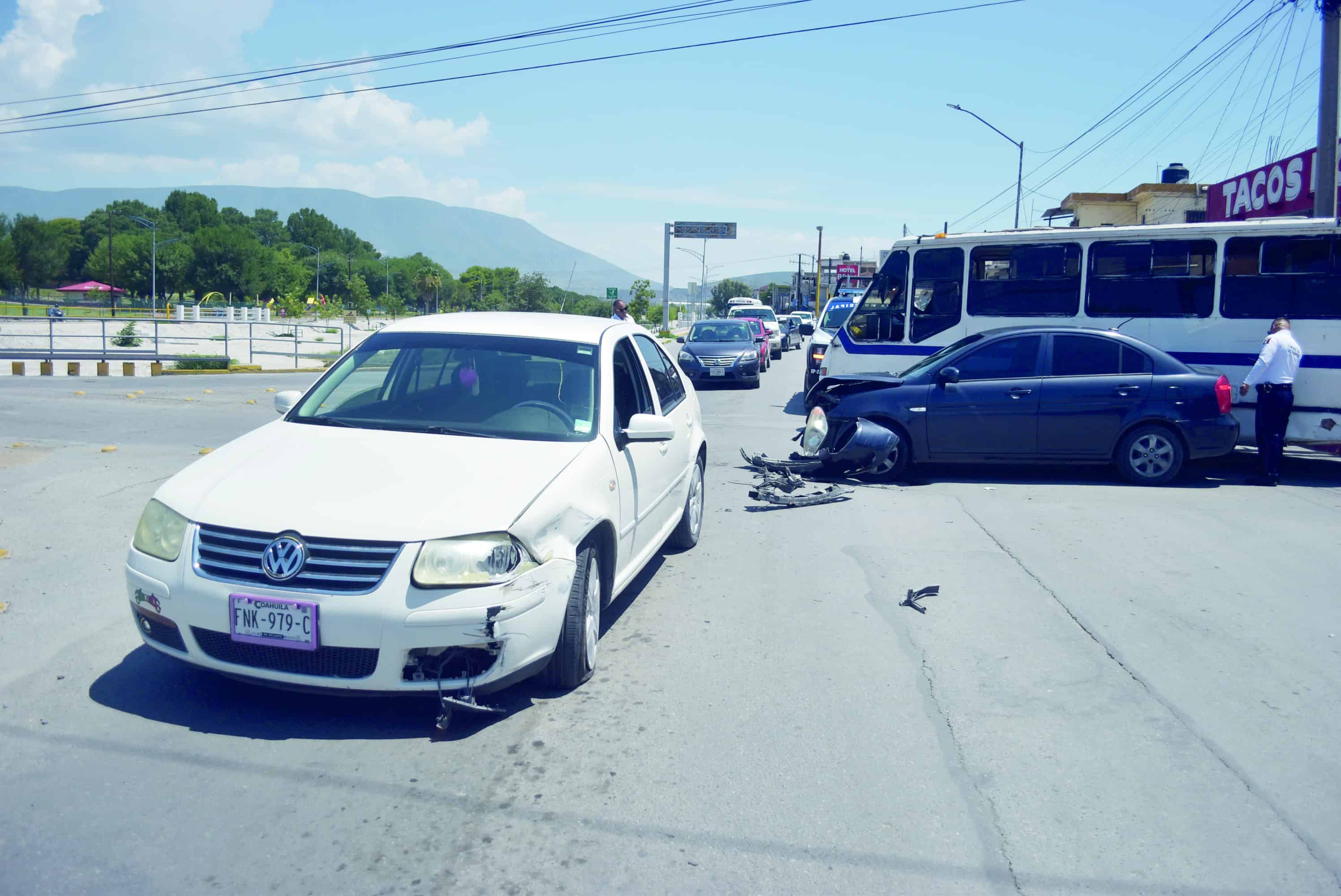 Causa accidente por querer ganarle al ámbar