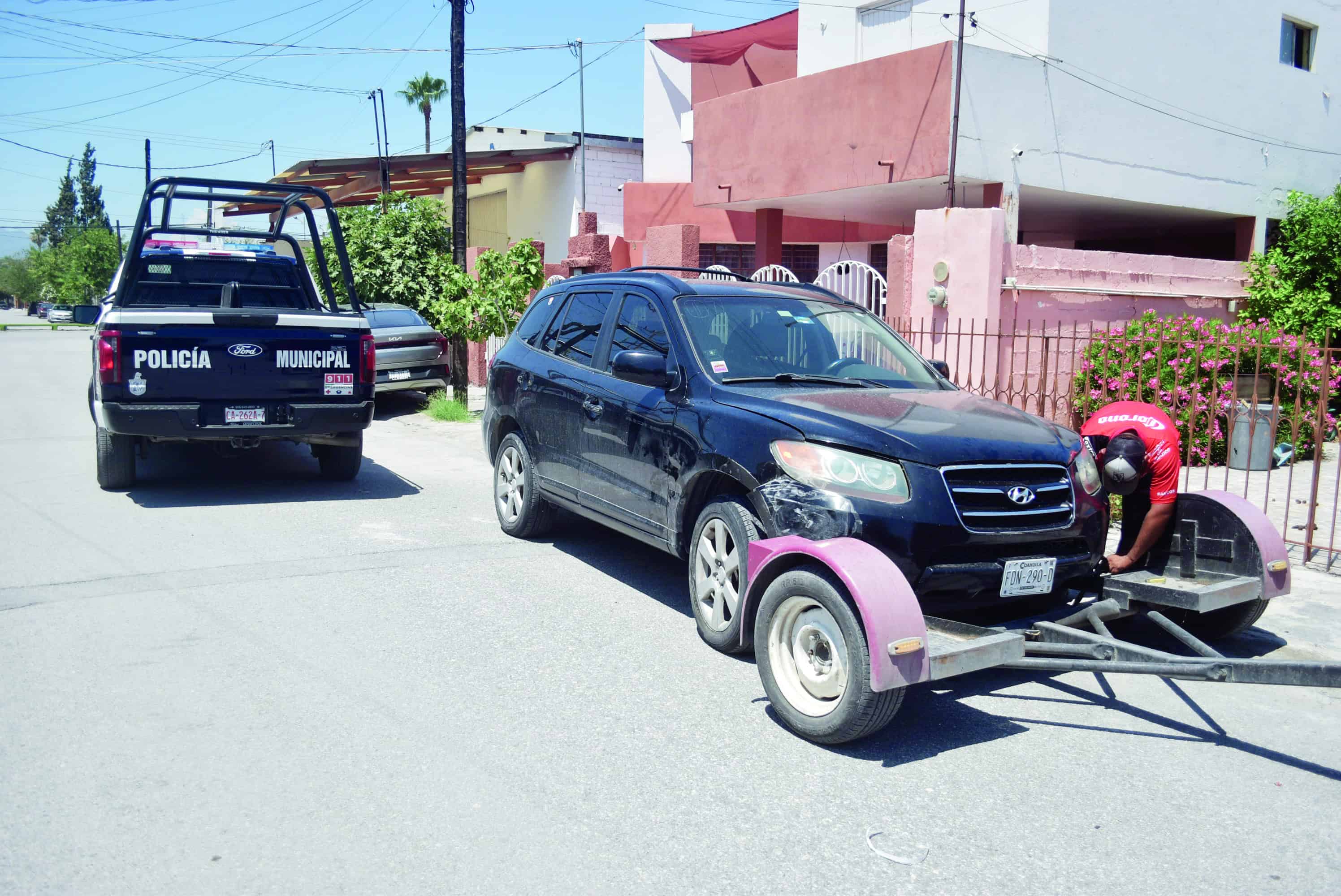 Se le zafa camioneta; rebota contra Toyota