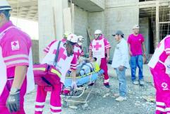 Albañil convulsiona y cae de un 4to piso