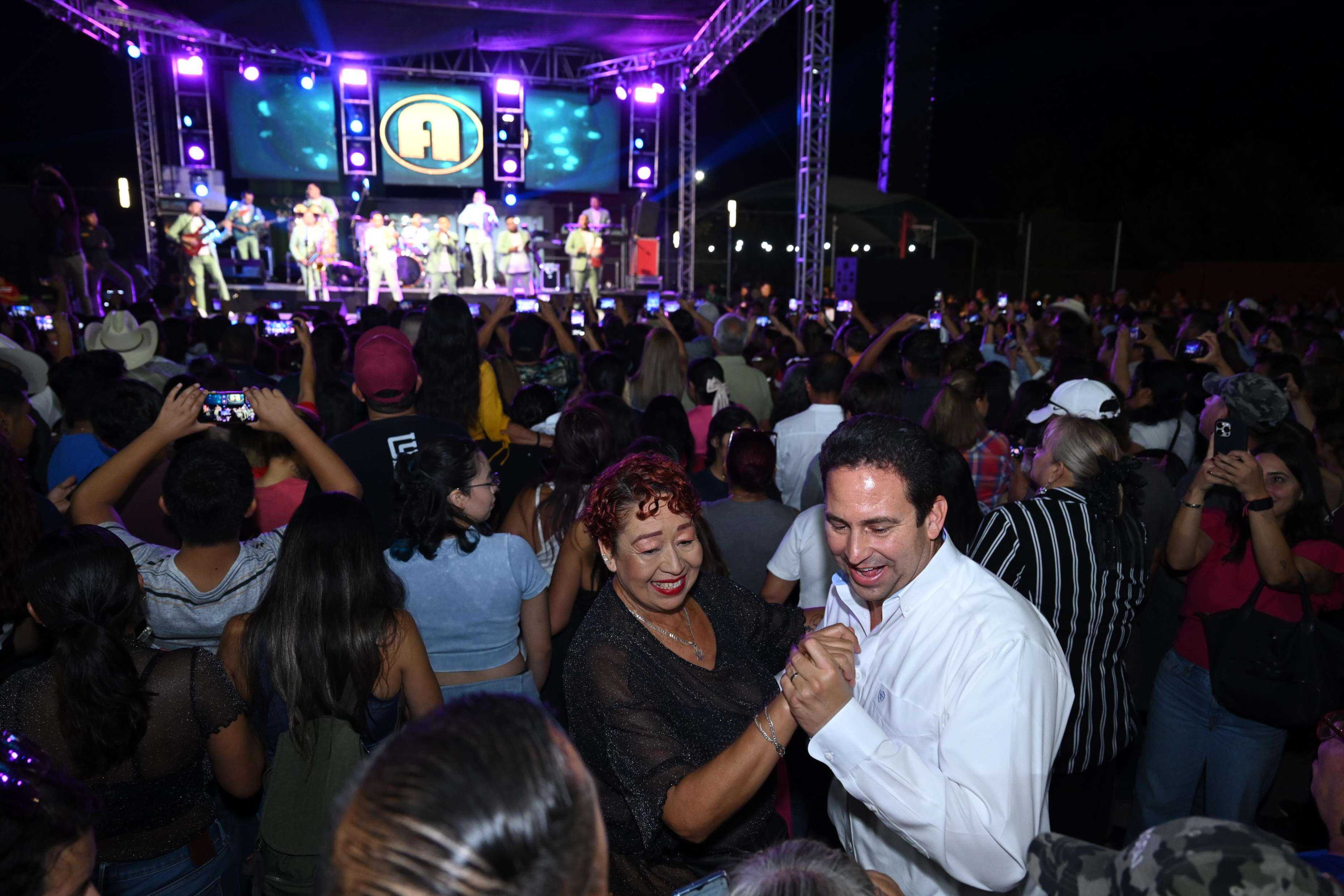 Concierto de Tropicalisimo Apache congrega a multitudes en FINA Saltillo 448