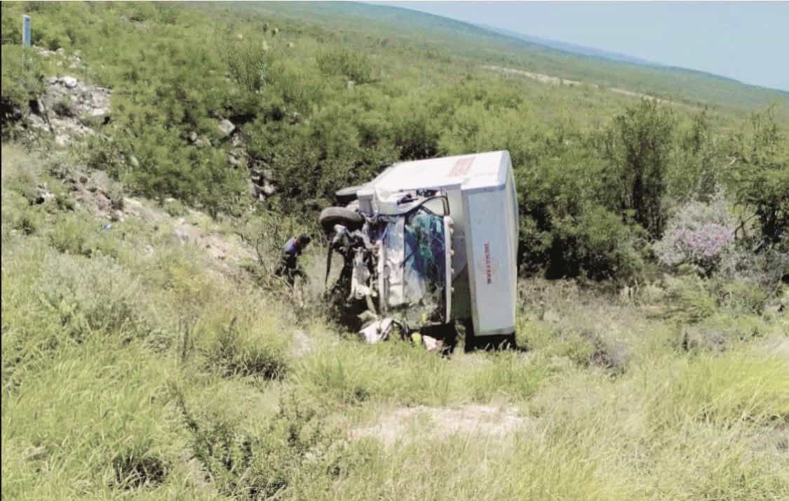 Se mata en volcadura chofer de paquetería