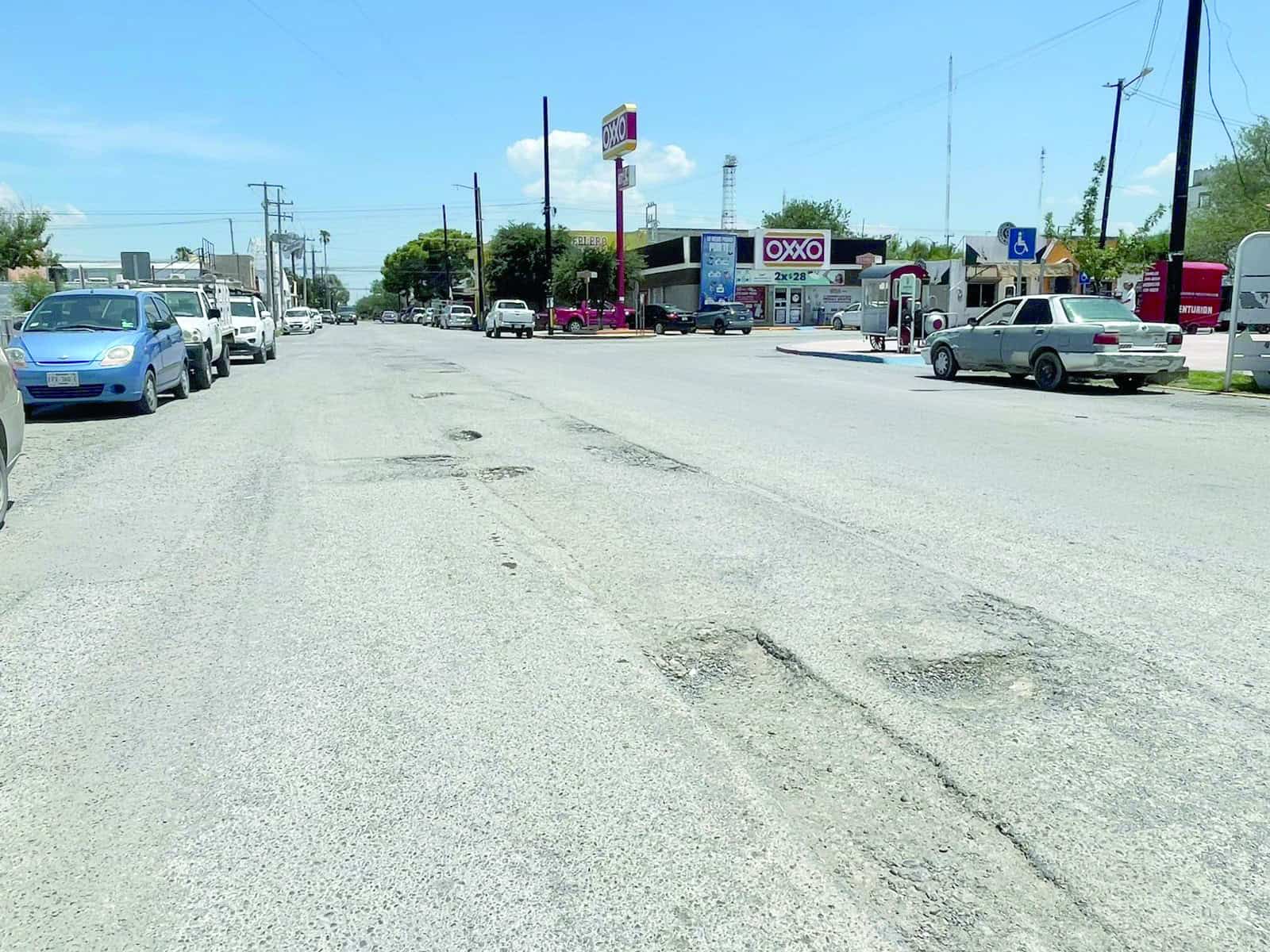 Deficiencia en bacheo expuesta por lluvias en Sabinas, Coahuila