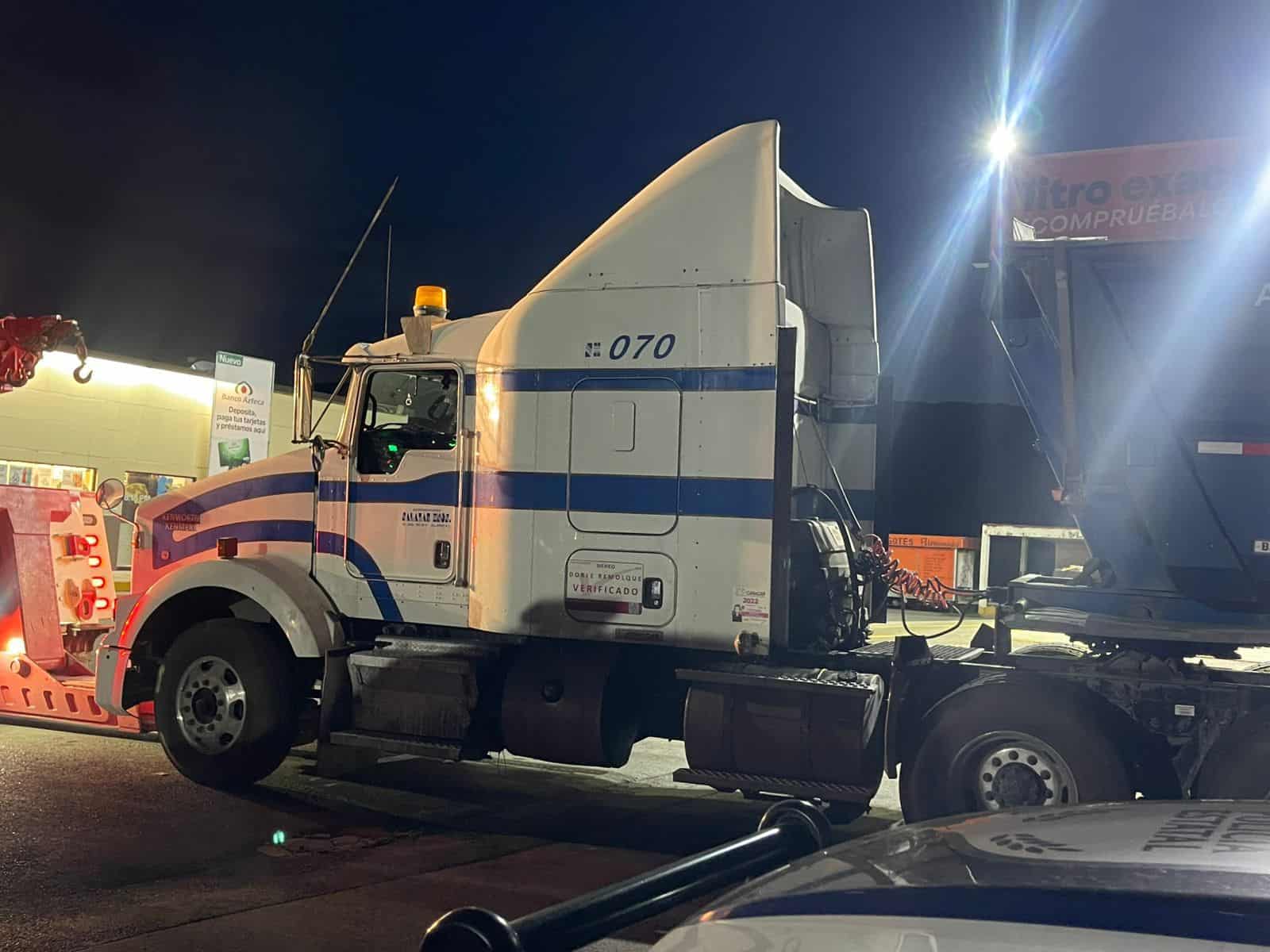 Dos detenidos en operativo de tractocamión robado en Saltillo