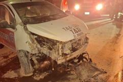 Conductor de taxi se estrella contra camellón en Ciudad Acuña