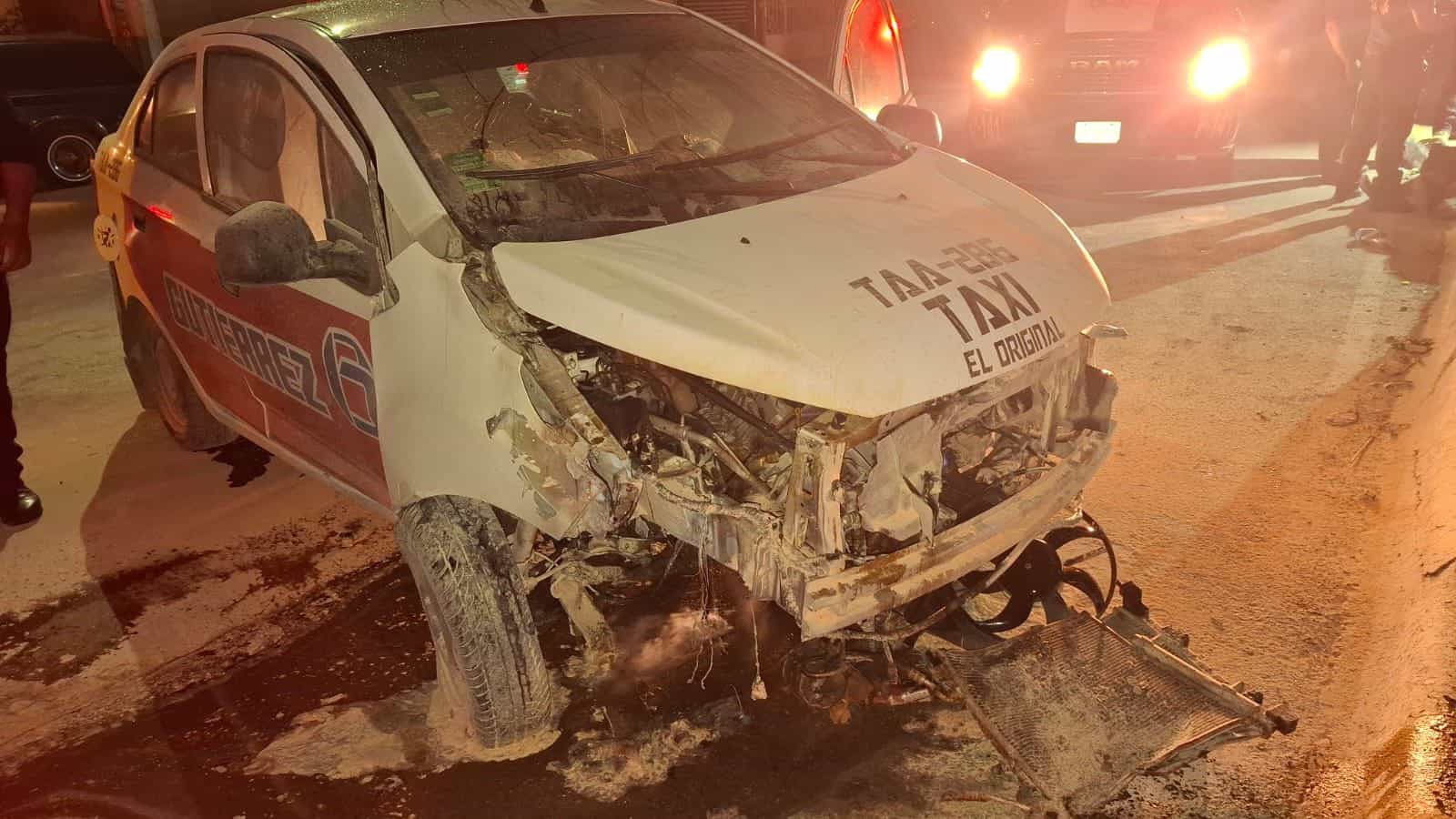 Conductor de taxi se estrella contra camellón en Ciudad Acuña
