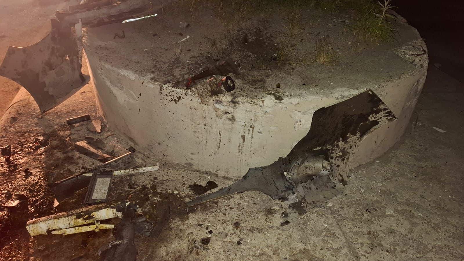 Conductor de taxi se estrella contra camellón en Ciudad Acuña