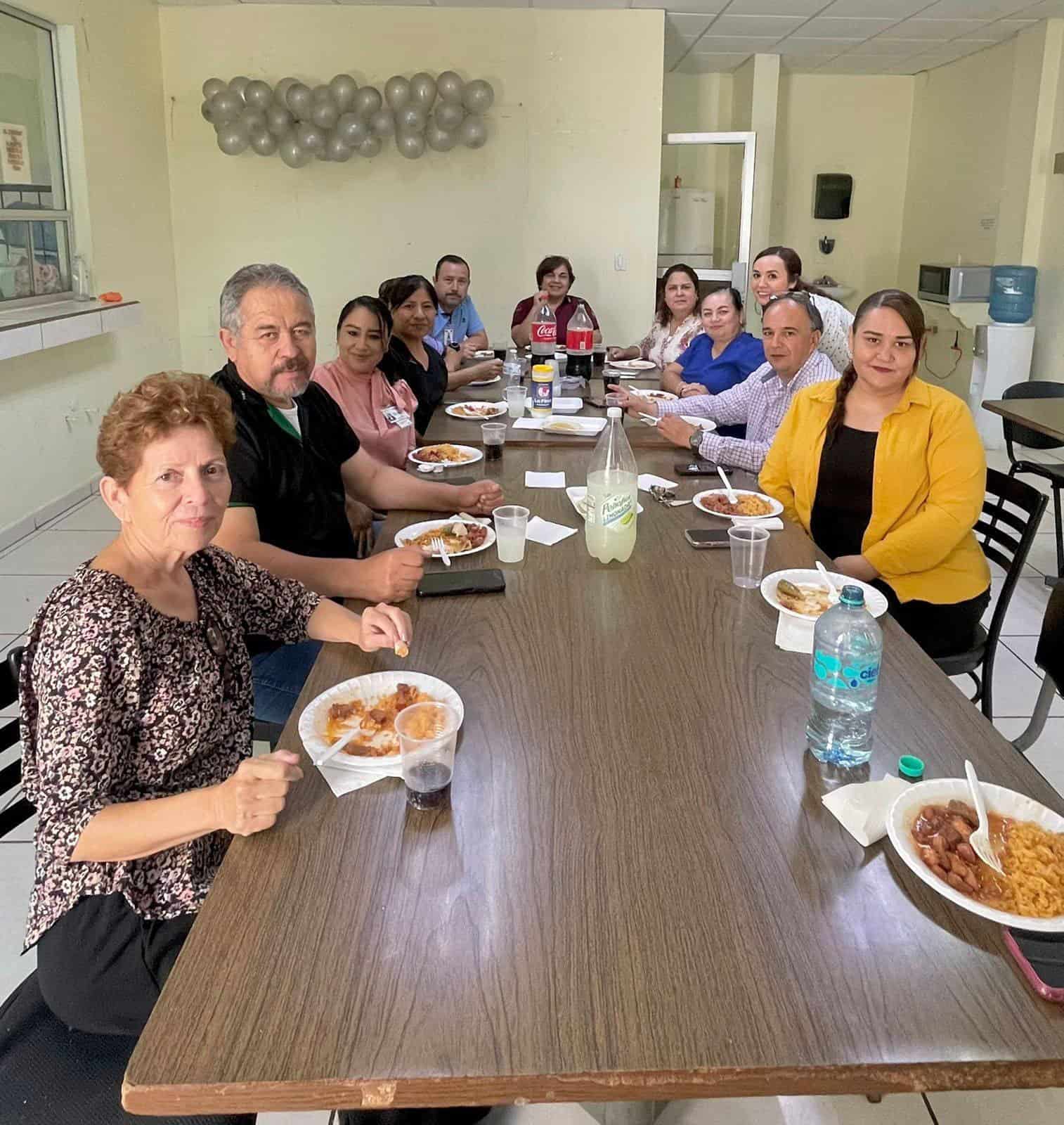 Reconocen en Nava a secretarias y secretarios con emotivo convivio