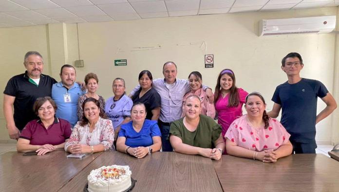 Reconocen en Nava a secretarias y secretarios con emotivo convivio