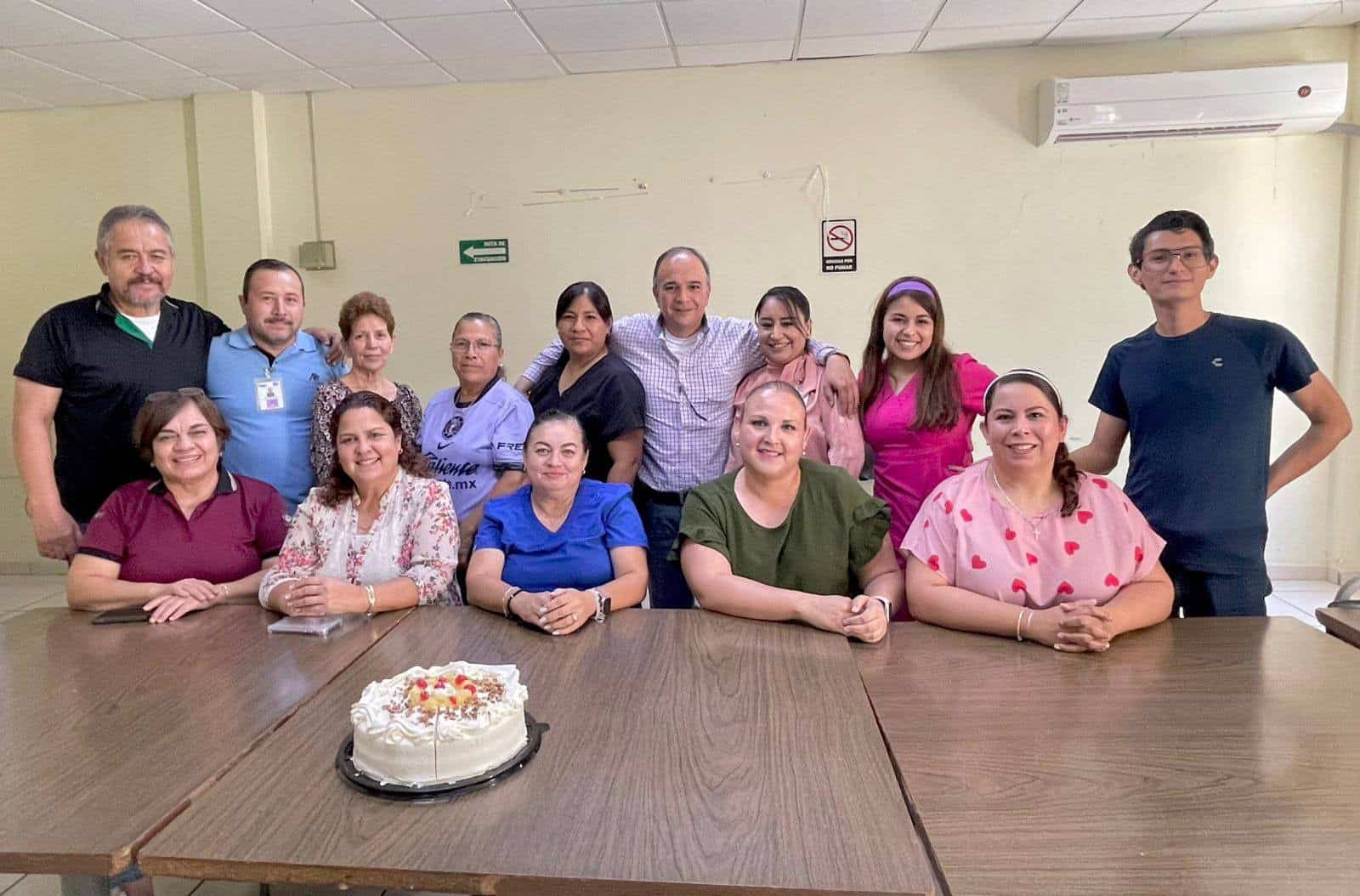 Reconocen en Nava a secretarias y secretarios con emotivo convivio